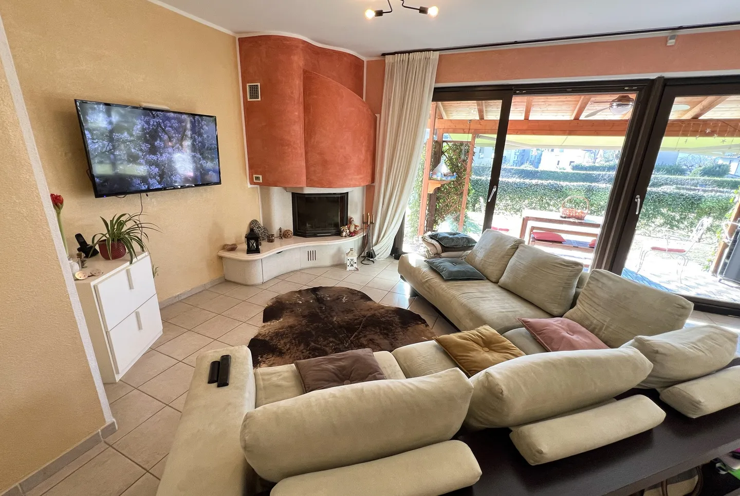 BELLISSIMA CASA 5.5 LOCALI CON AMPIO GIARDINO A MELANO - Foto 3 di 11