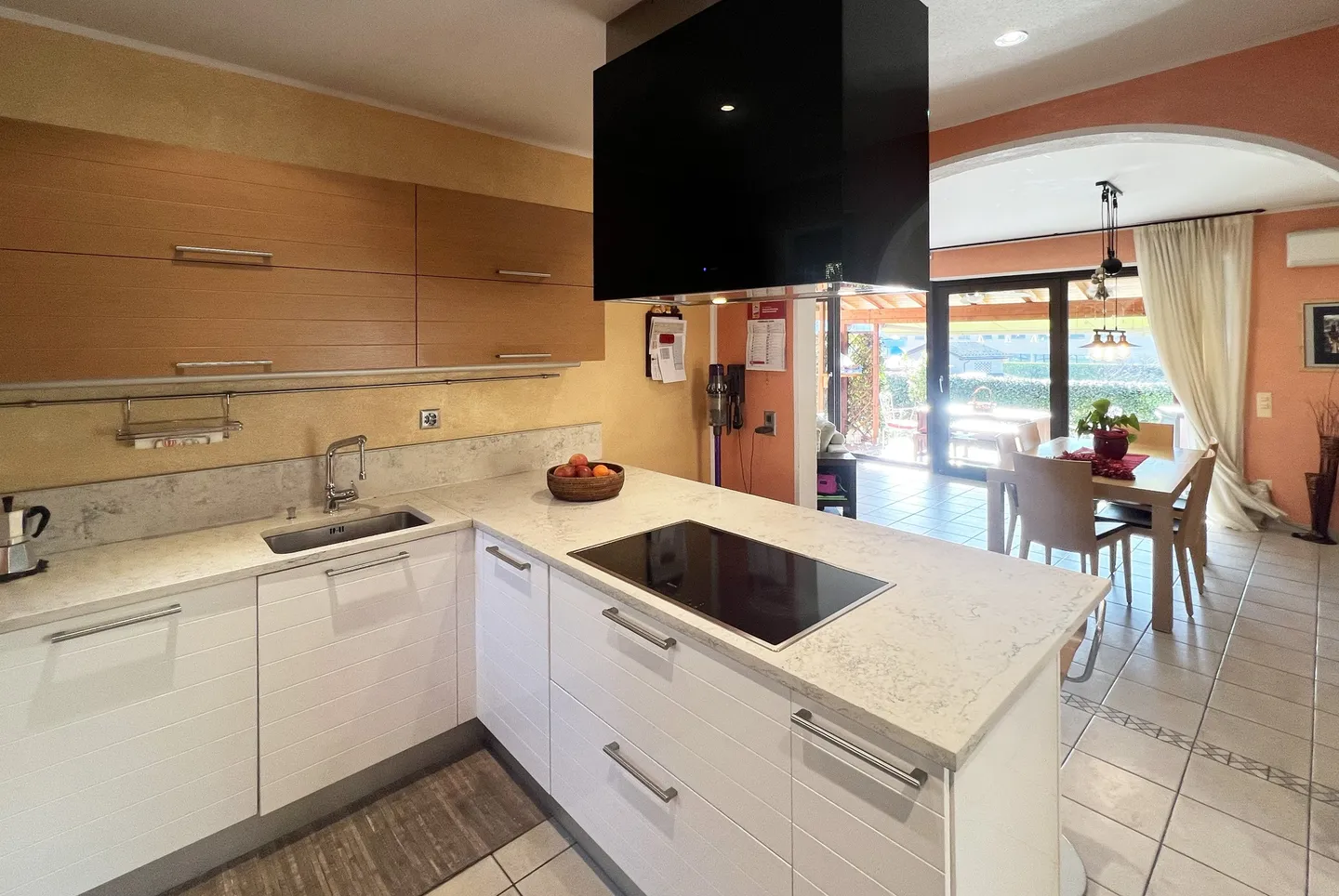 BELLISSIMA CASA 5.5 LOCALI CON AMPIO GIARDINO A MELANO - Foto 2 di 11