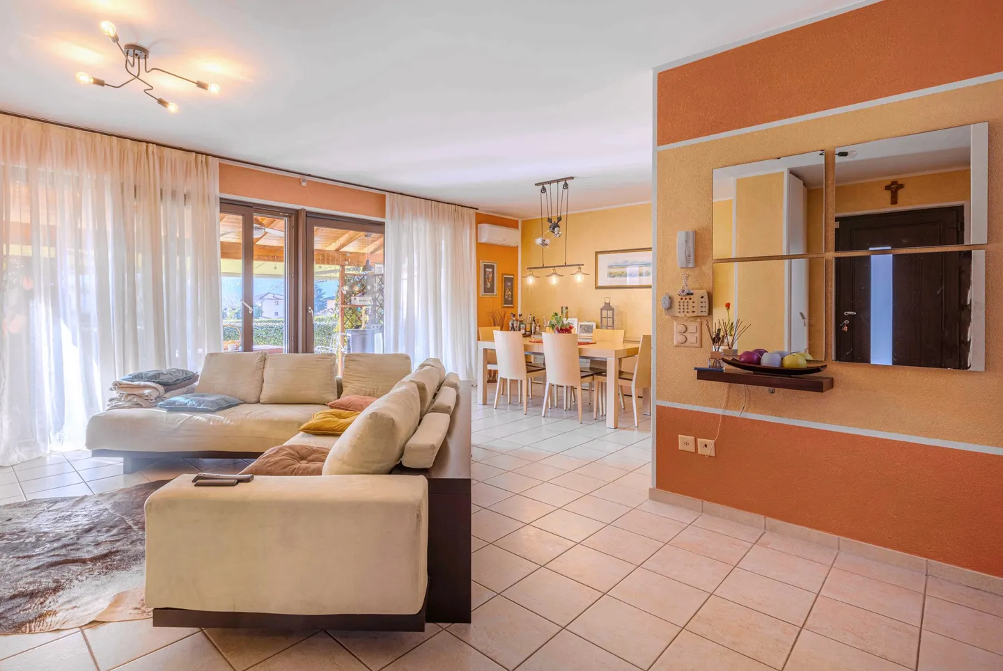BELLISSIMA CASA 5.5 LOCALI CON AMPIO GIARDINO A MELANO - Foto 1 di 11