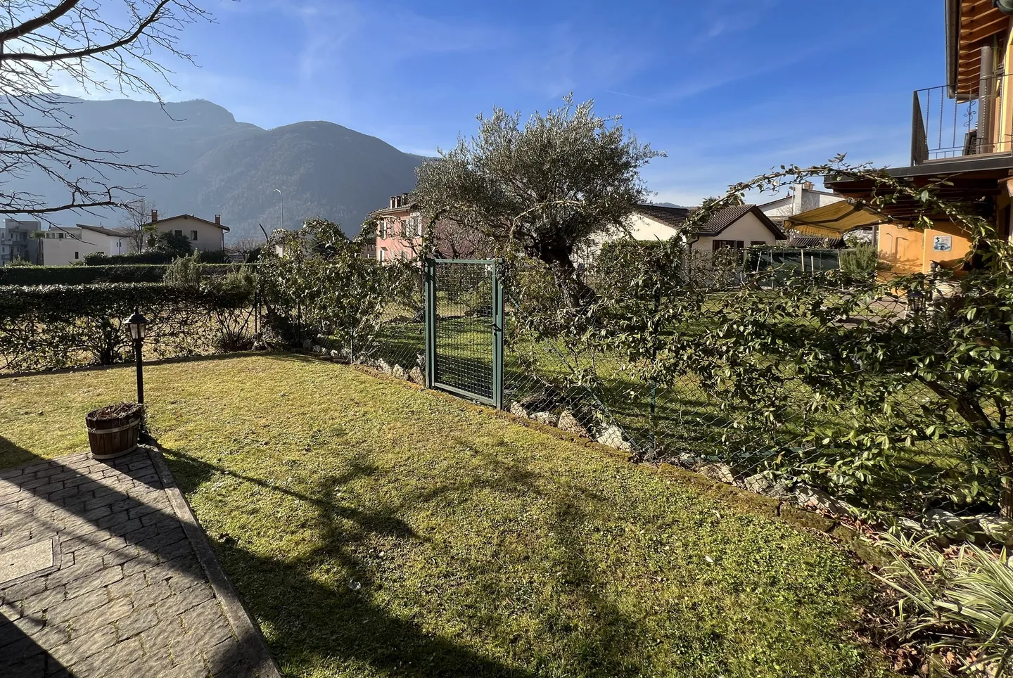 BELLISSIMA CASA 5.5 LOCALI CON AMPIO GIARDINO A MELANO - Foto 6 di 11
