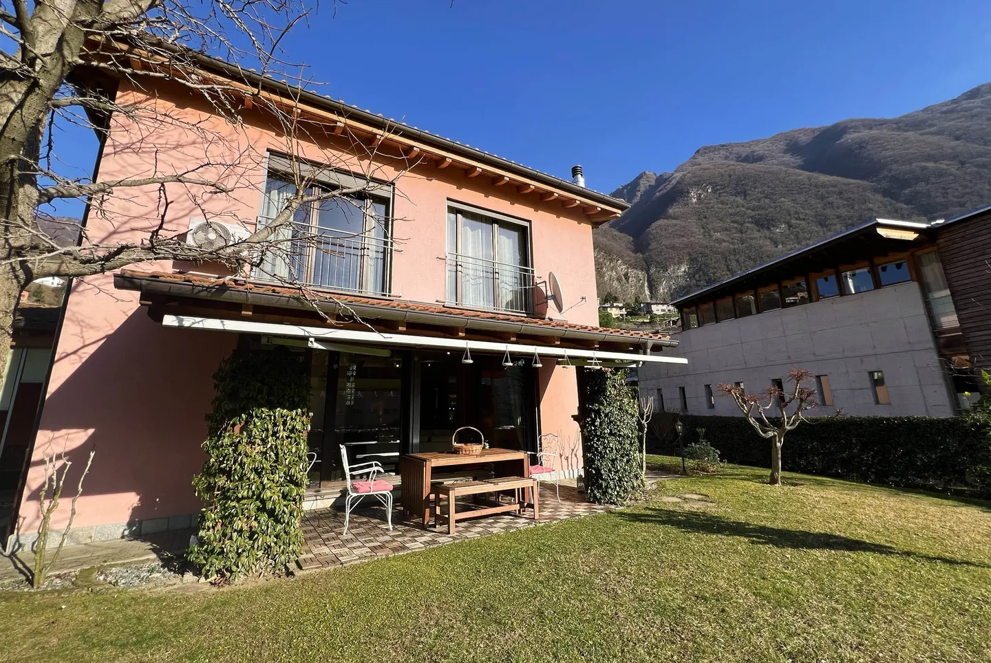 BELLISSIMA CASA 5.5 LOCALI CON AMPIO GIARDINO A MELANO - Foto 4 di 11