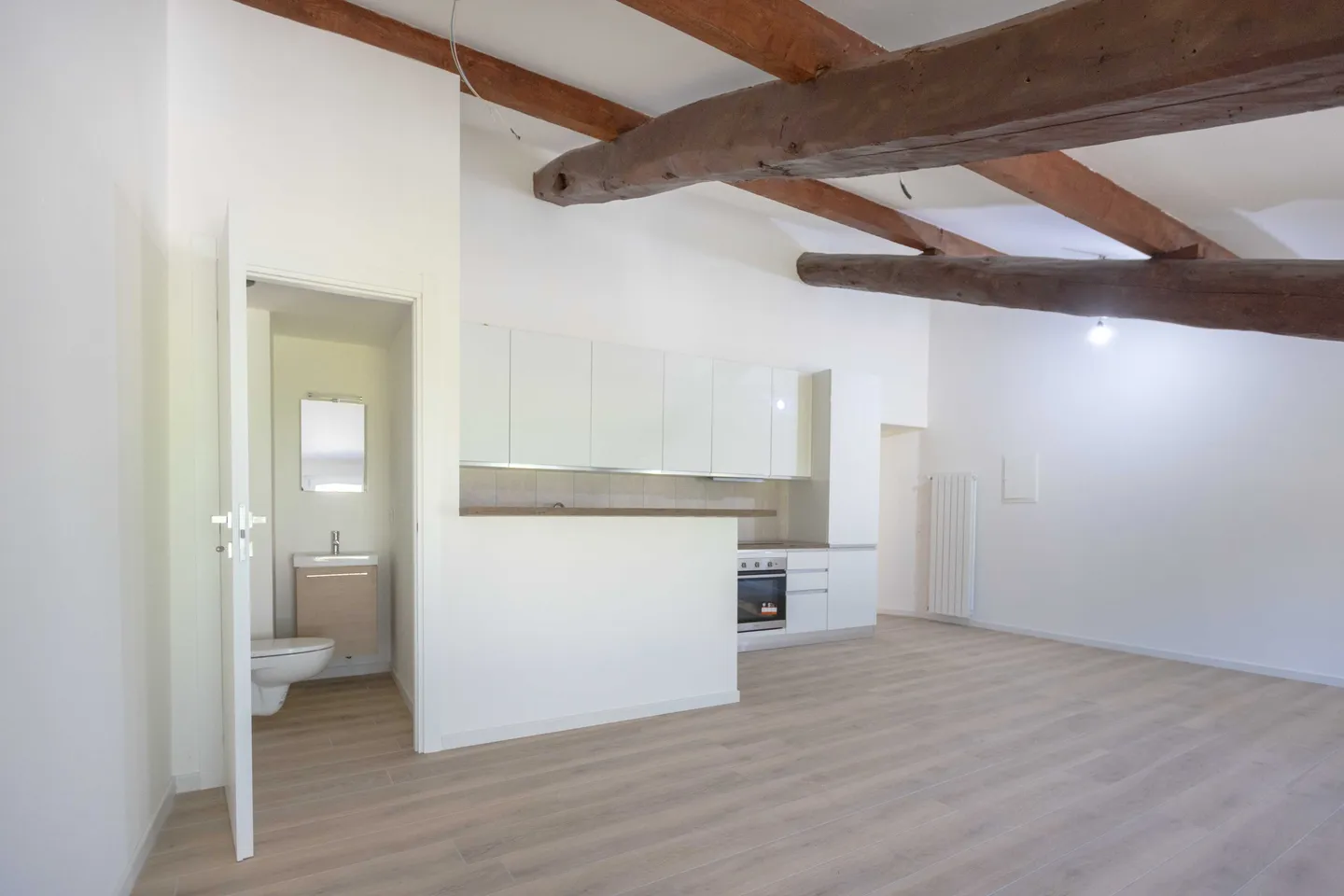 APPARTAMENTO 2.5 LOCALI MANSARDATO E RINNOVATO A CAPOLAGO - Foto 4 di 9