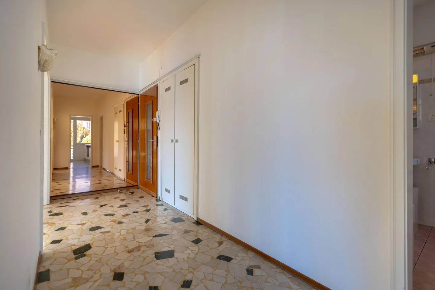 SPAZIOSO 3.5 LOCALI PIANO ALTO CON VISTA APERTA A CHIASSO - Foto 10 von 12