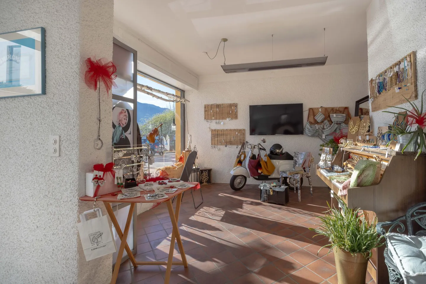 AMPIO SPAZIO COMMERCIALE 2 LOCALI SUL LUNGOLAGO A MELIDE - Foto 2 di 9