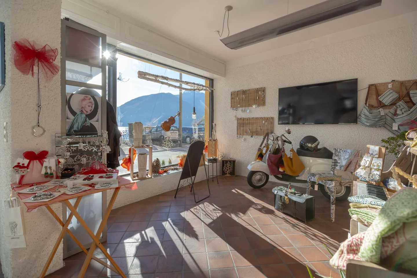 AMPIO SPAZIO COMMERCIALE 2 LOCALI SUL LUNGOLAGO A MELIDE - Foto 3 di 9