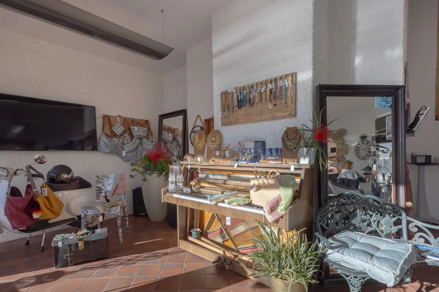 AMPIO SPAZIO COMMERCIALE 2 LOCALI SUL LUNGOLAGO A MELIDE - Foto 4 di 9
