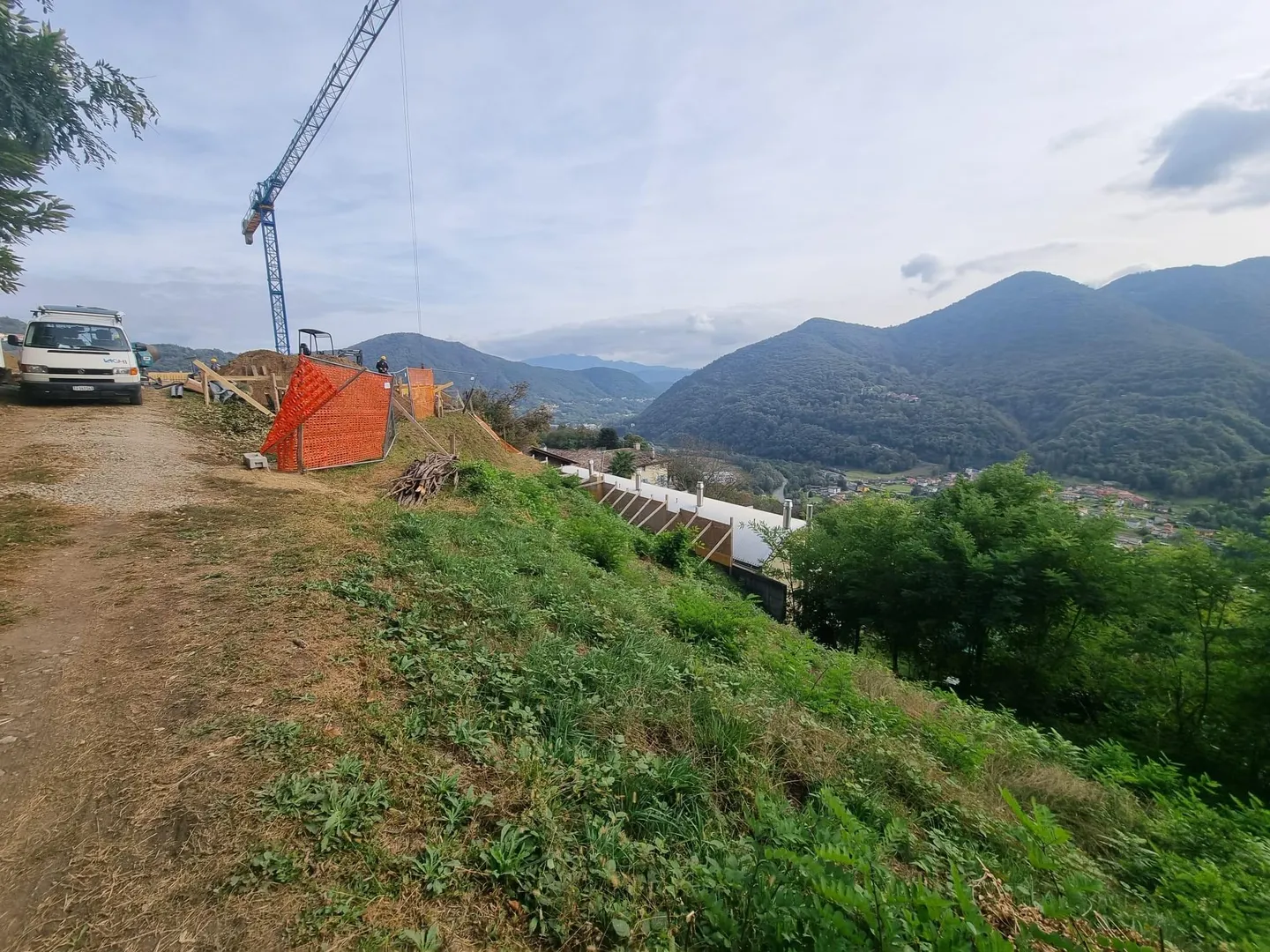AMPIO TERRENO EDIFICABILE R2 DI 2567 MQ + BOSCO A MONTEGGIO - Foto 2 di 4