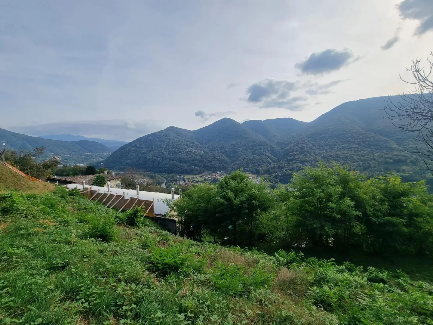 AMPIO TERRENO EDIFICABILE R2 DI 2567 MQ + BOSCO A MONTEGGIO - Foto 1 di 4