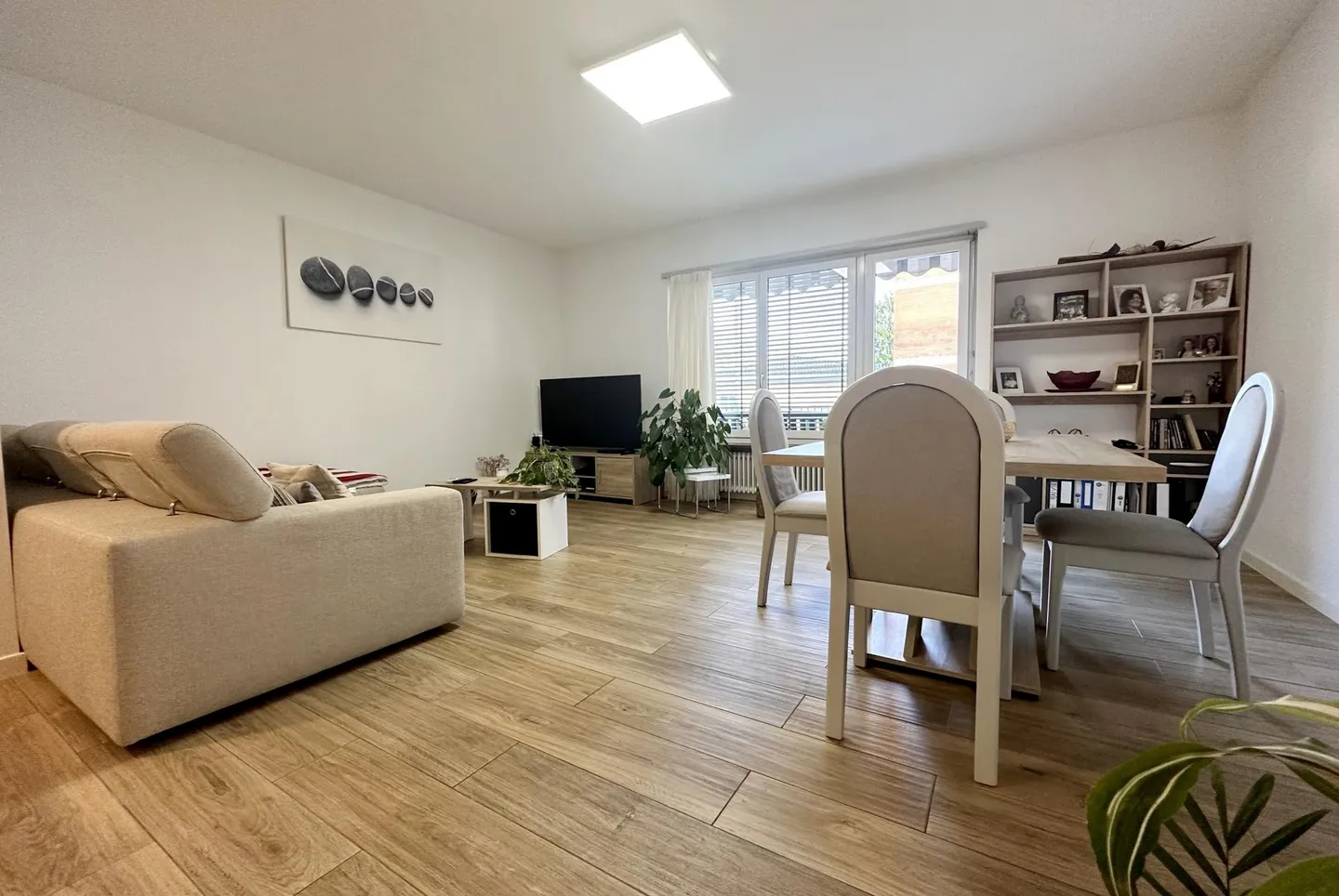 SCHÖNE 4.5 ZIMMER MIT GROSSER BALKON IN LUGANO-BREGANZONA - Foto 1 von 9