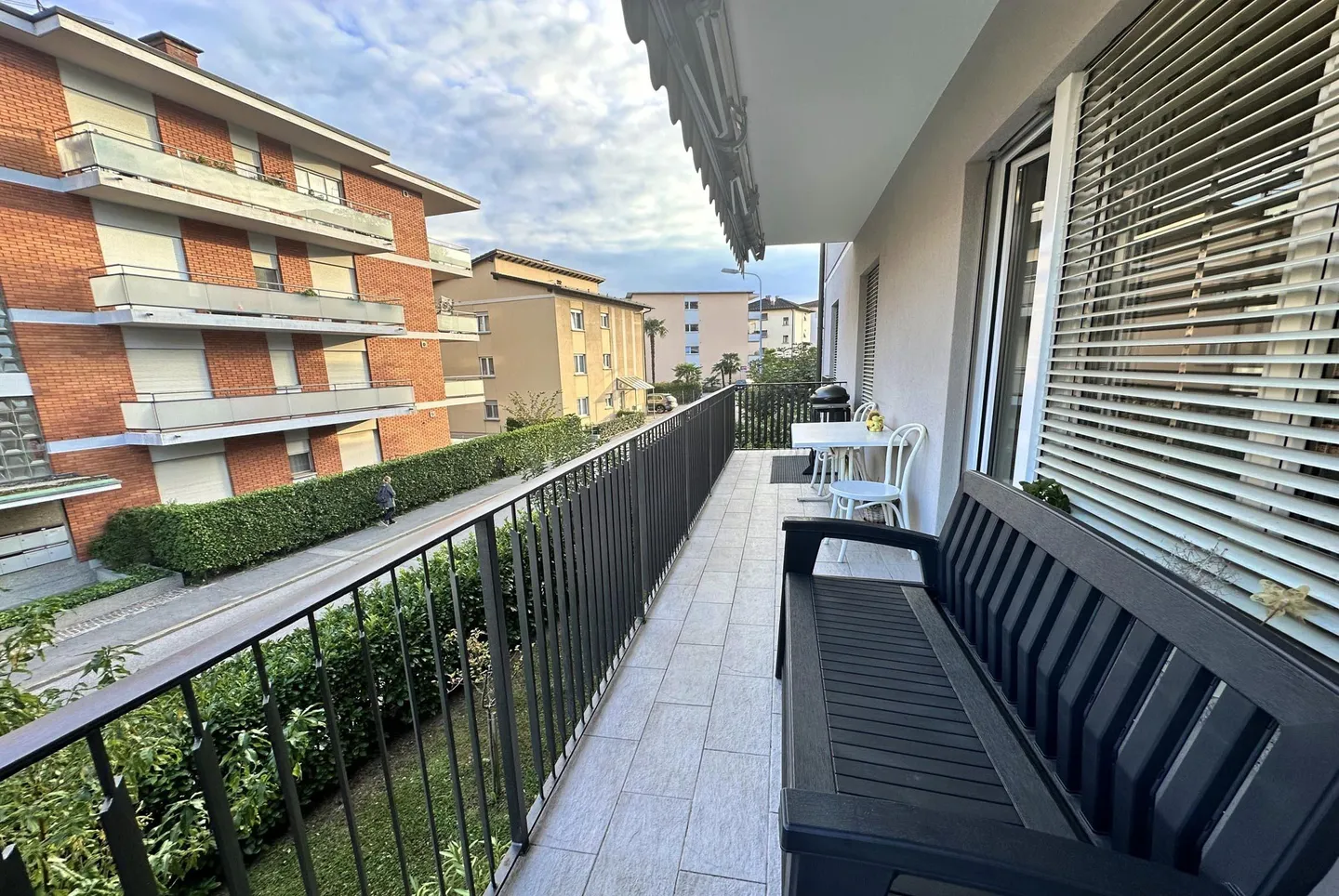 SCHÖNE 4.5 ZIMMER MIT GROSSER BALKON IN LUGANO-BREGANZONA - Foto 3 von 9