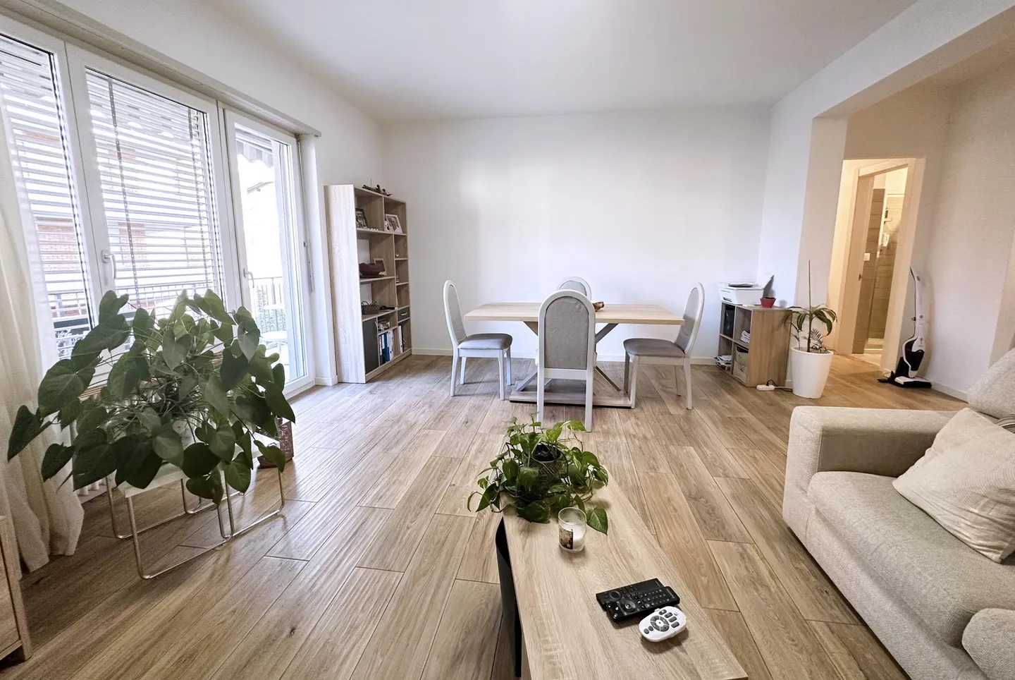 SCHÖNE 4.5 ZIMMER MIT GROSSER BALKON IN LUGANO-BREGANZONA - Foto 2 von 9