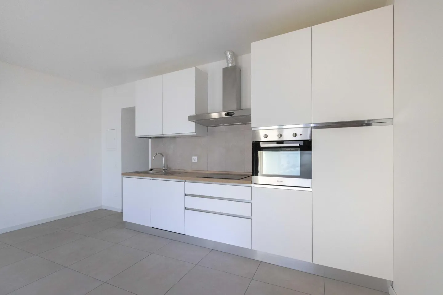 SPACIOUS AND WONDERFUL STUDIO APARTMENT ON THE GROUND FLOOR IN CAPOLAGO - Photo 4 of 11