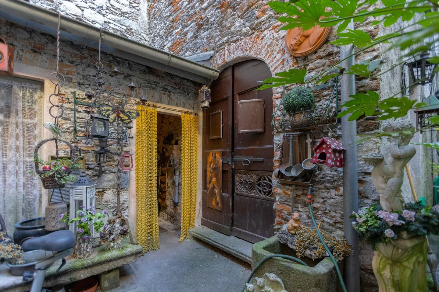 ROMANTISCHE HISTORISCHE TICINESE VILLA MIT INNENHOF IN BRISSAGO - Foto 6 von 8