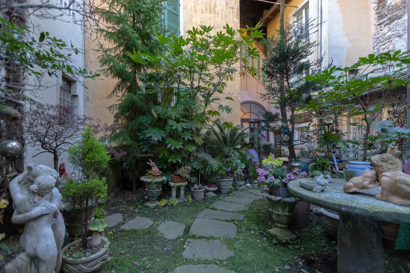 ROMANTIC HISTORICAL VILLA 6.5 ROOMS WITH COURTYARD IN BRISSAGO - Photo 10 of 13
