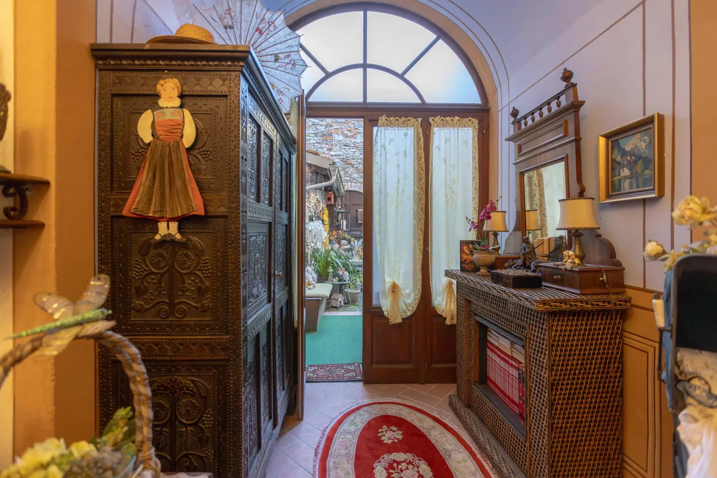 ROMANTIC HISTORICAL VILLA 6.5 ROOMS WITH COURTYARD IN BRISSAGO - Photo 11 of 13
