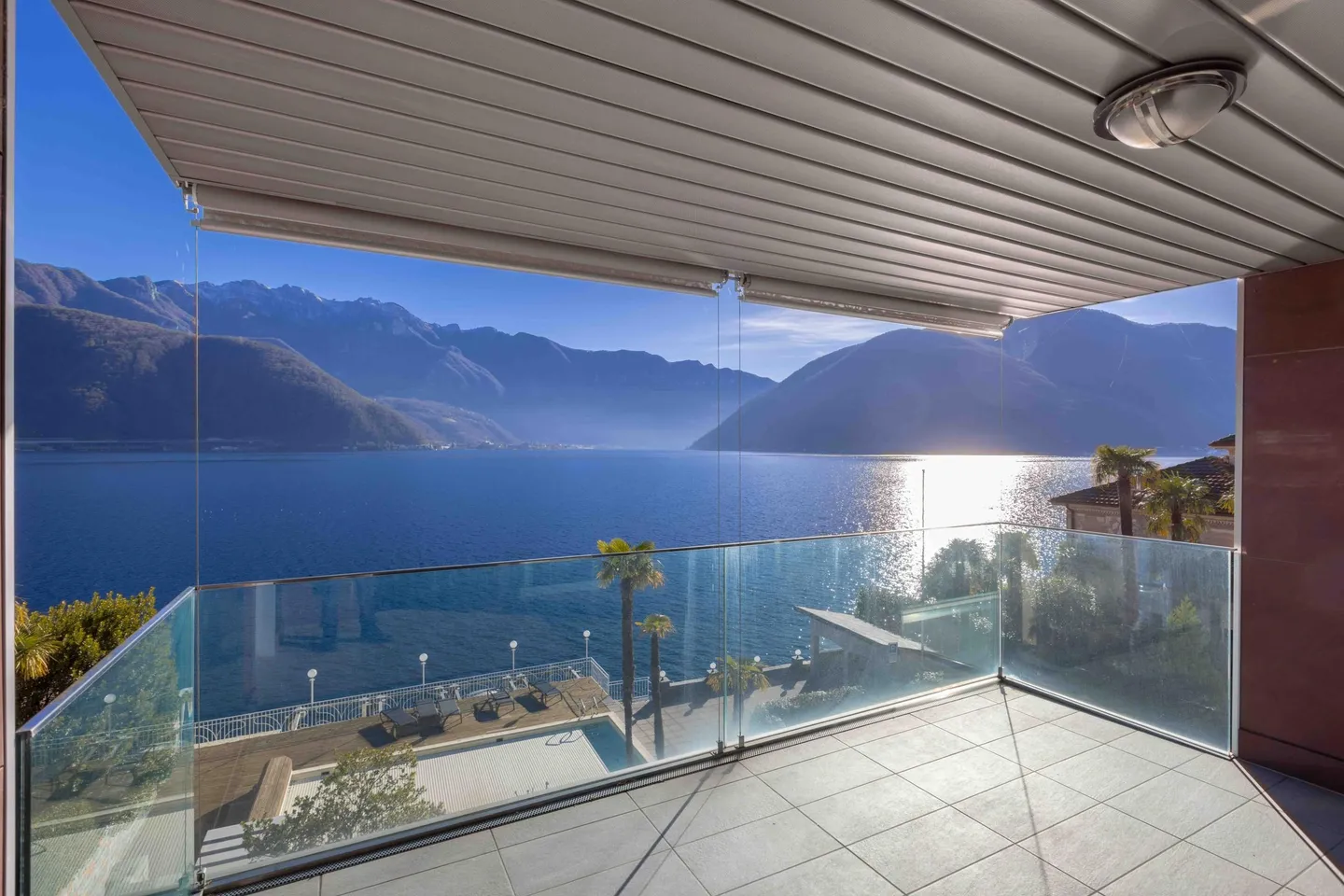 5.5 TRIPLEX FRONTE LAGO CON DARSENA E POSTO BARCA A MELIDE - Foto 4 di 9