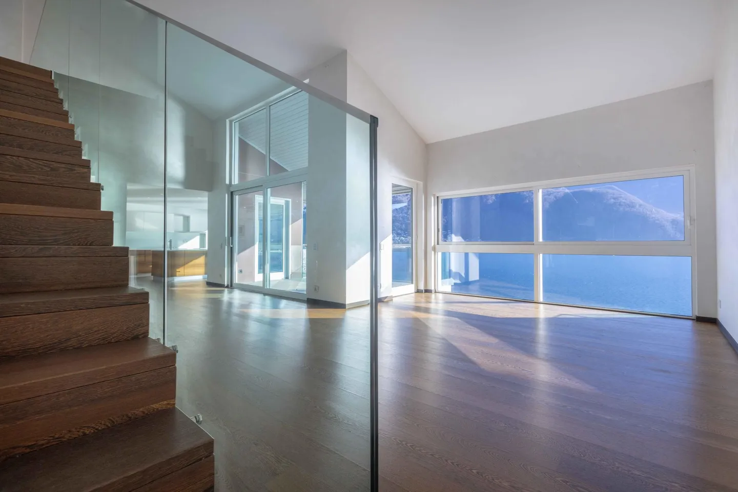 5.5 TRIPLEX FRONTE LAGO CON DARSENA E POSTO BARCA A MELIDE - Foto 5 di 9