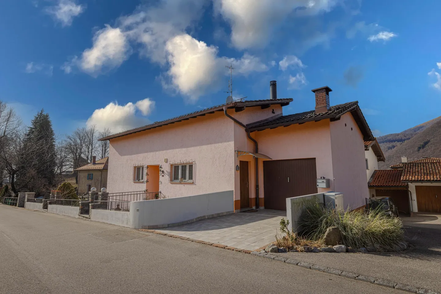 AMPIA VILLA 6.5 LOCALI NEL VERDE IN MALCANTONE - Foto 8 di 9