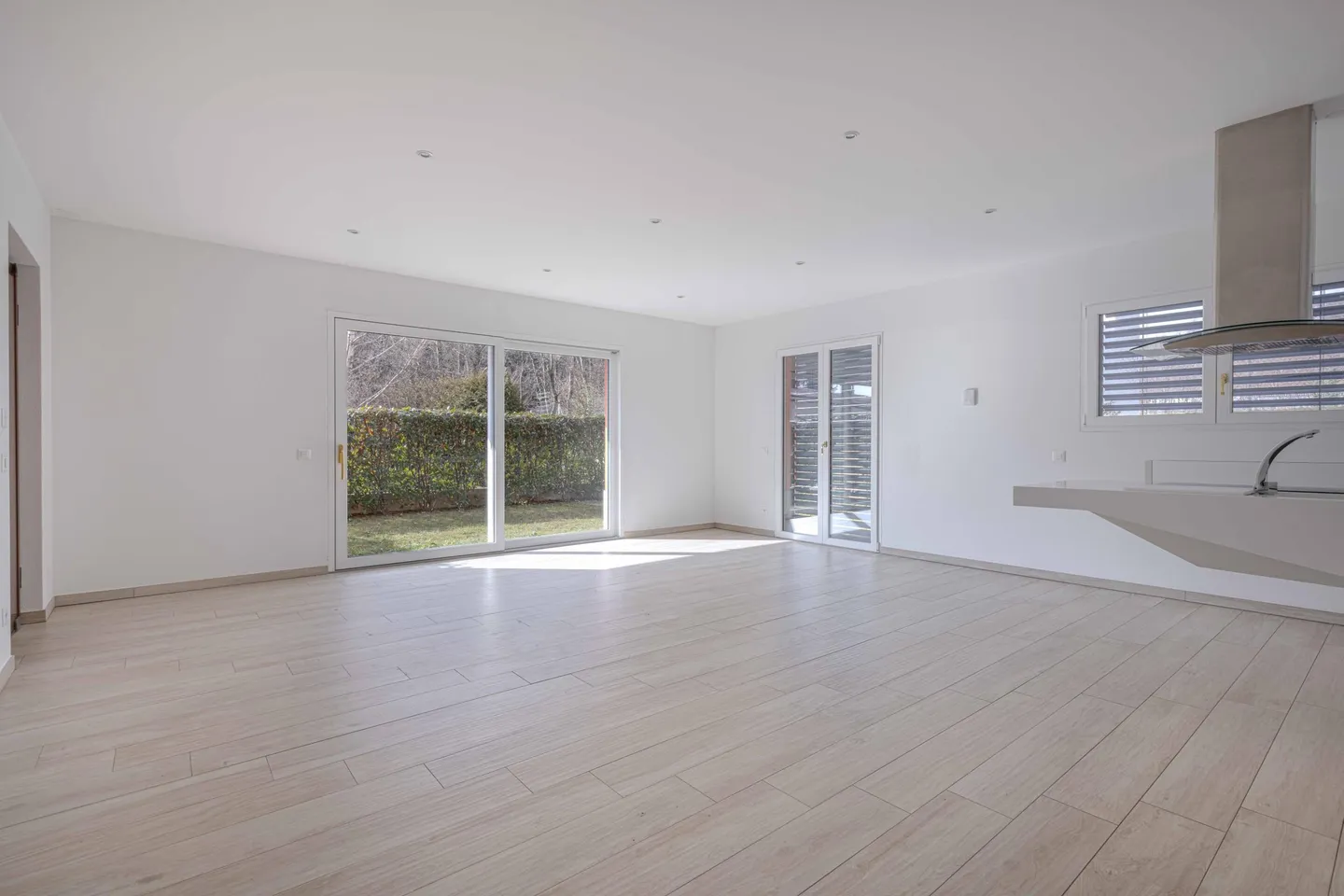 NEW AND BRIGHT 3.5 ROOMS WITH PRIVATE GARDEN IN CURIO - Photo 3 of 9