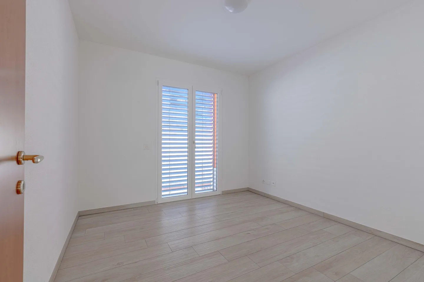 NEW AND BRIGHT 3.5 ROOMS WITH PRIVATE GARDEN IN CURIO - Photo 4 of 9