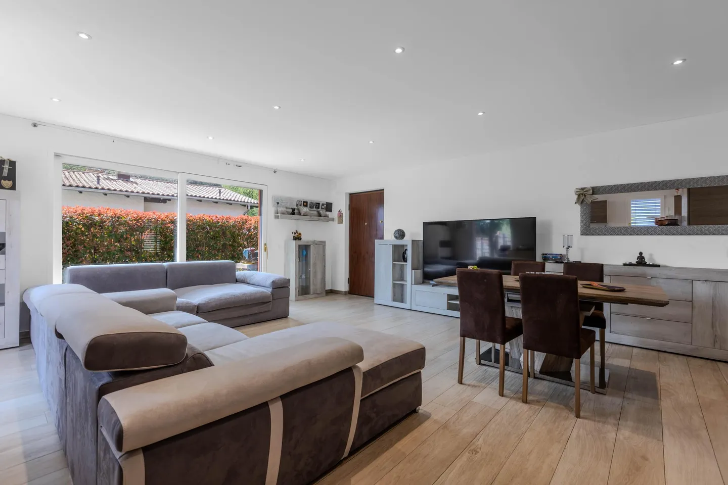 SPACIOUS AND MODERN 3.5 ROOMS WITH GARDEN IN CURIO - Photo 1 of 9