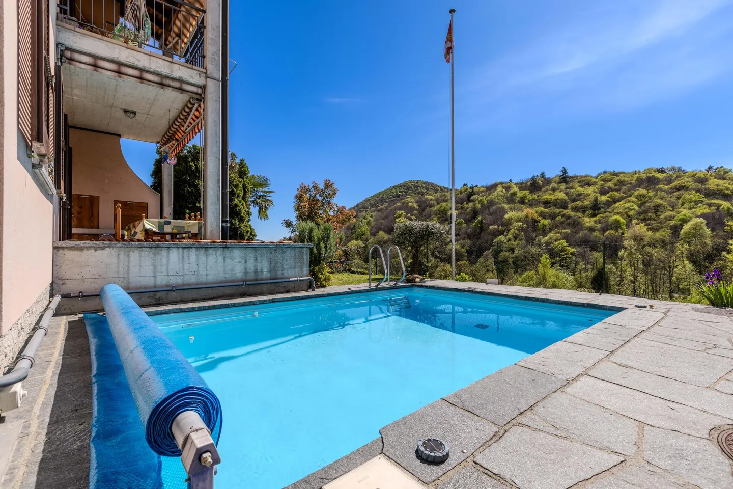 OCCASION - MAISON CONTIGUË SPACIEUSE 4.5 AVEC PISCINE À CURIO - Photo 2 sur 9