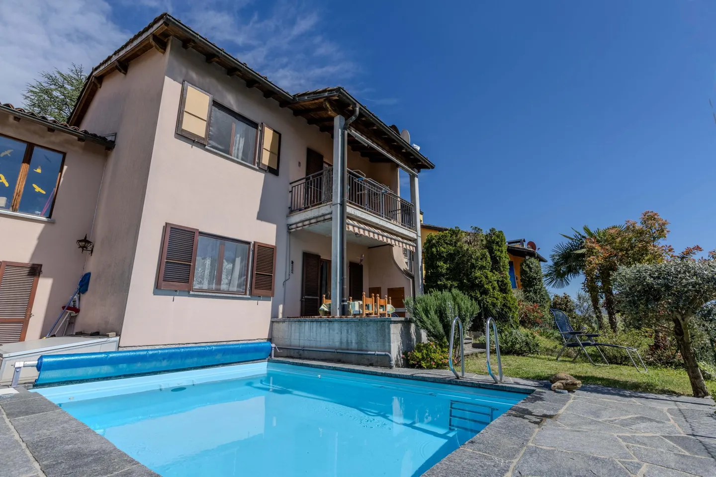 OCCASION - MAISON CONTIGUË SPACIEUSE 4.5 AVEC PISCINE À CURIO - Photo 1 sur 9