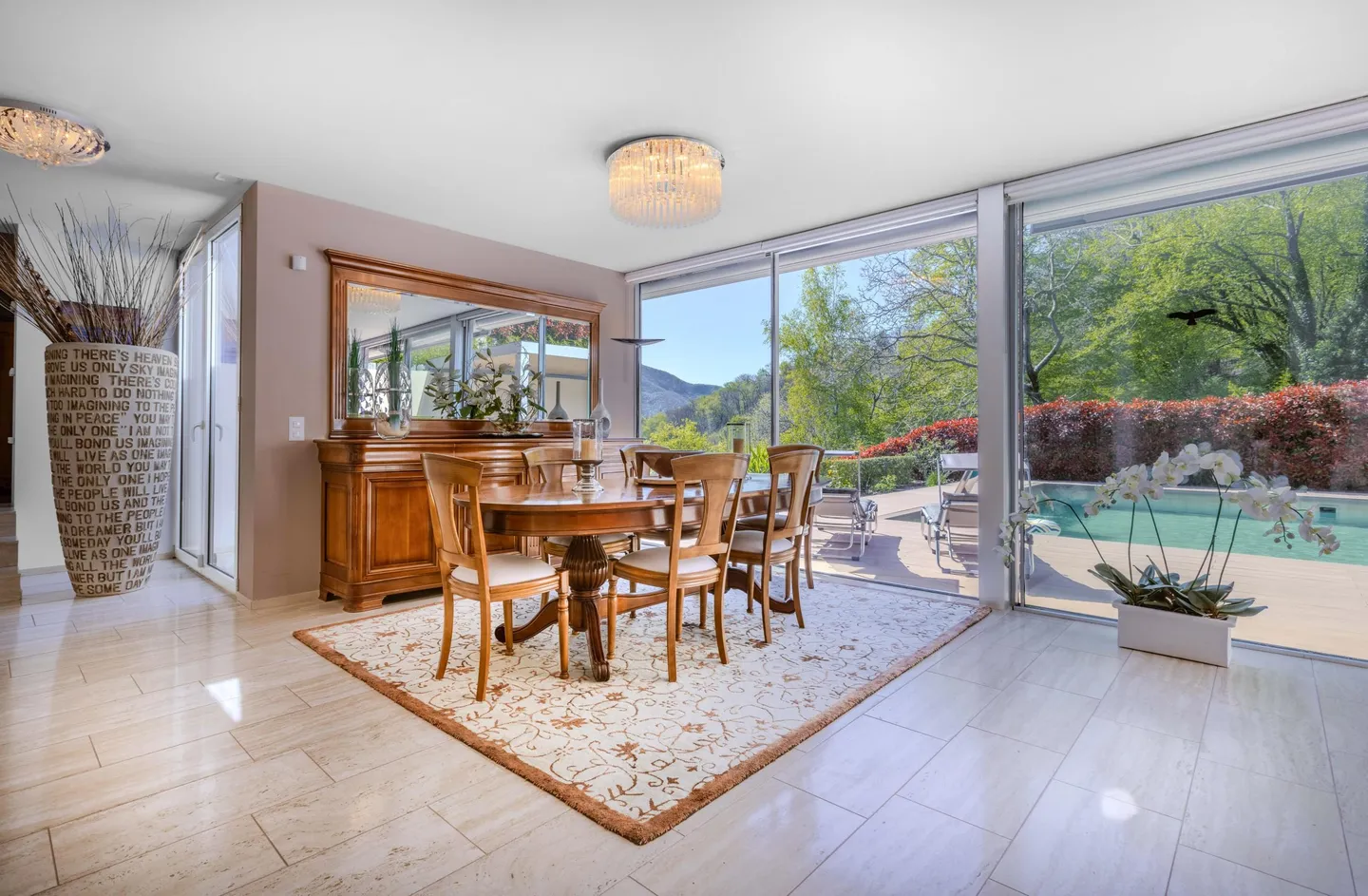 SUPERBE ET GRANDE VILLA AVEC PISCINE VUE SUR LE LAC À CARONA - Photo 1 sur 13