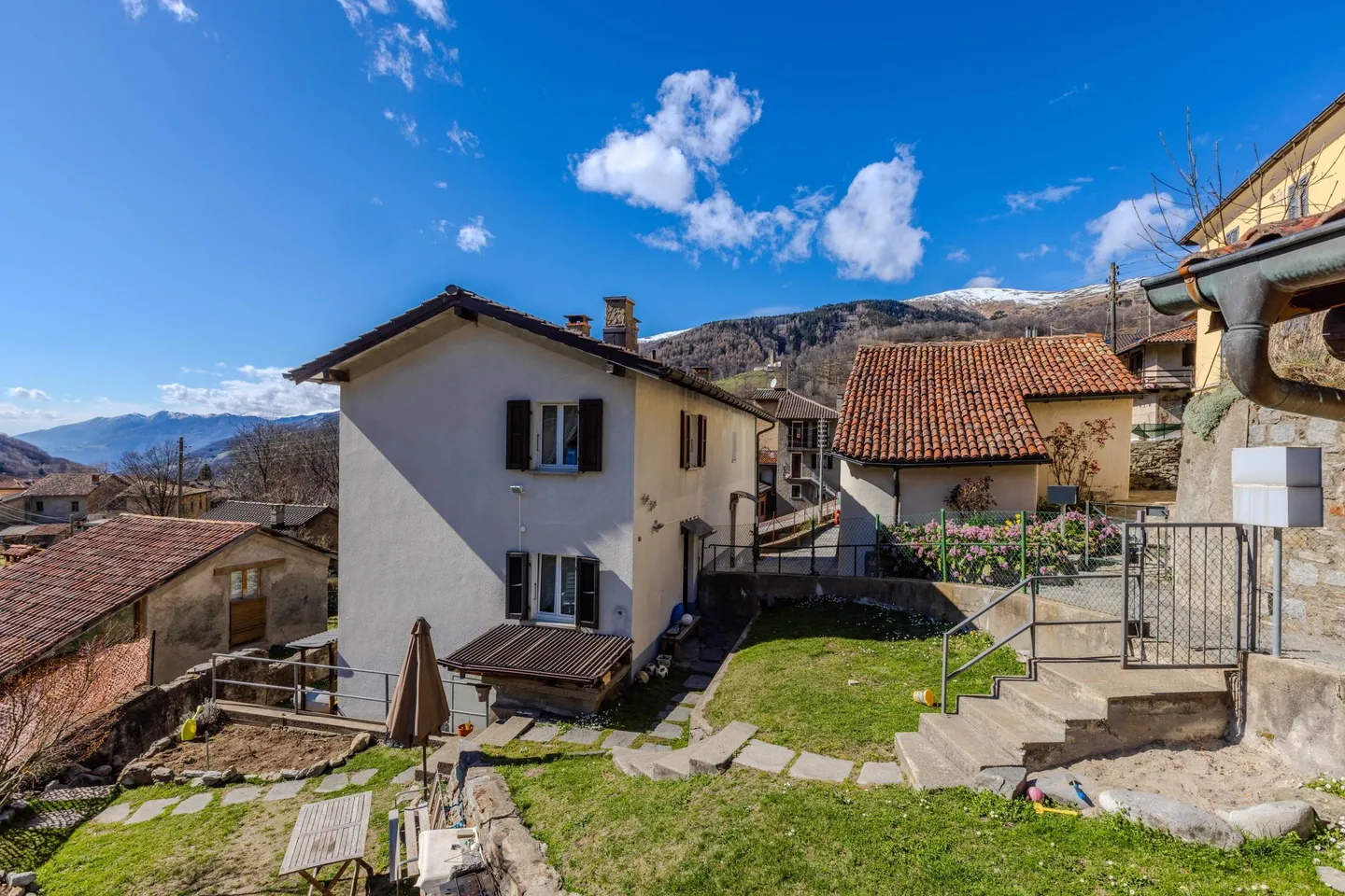SPAZIOSA CASA 9 LOC. CON TRE UNITÀ A REDDITO A LUGANO BOGNO - Foto 1 di 9