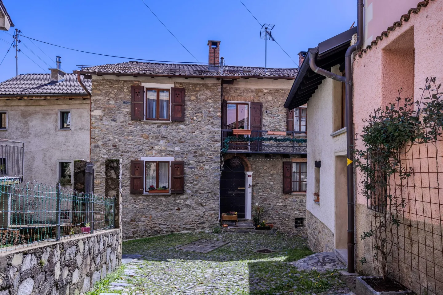OCCASIONE - TIPICA CASA 7.5 LOCALI RINNOVATA A BRENO - Foto 8 di 9