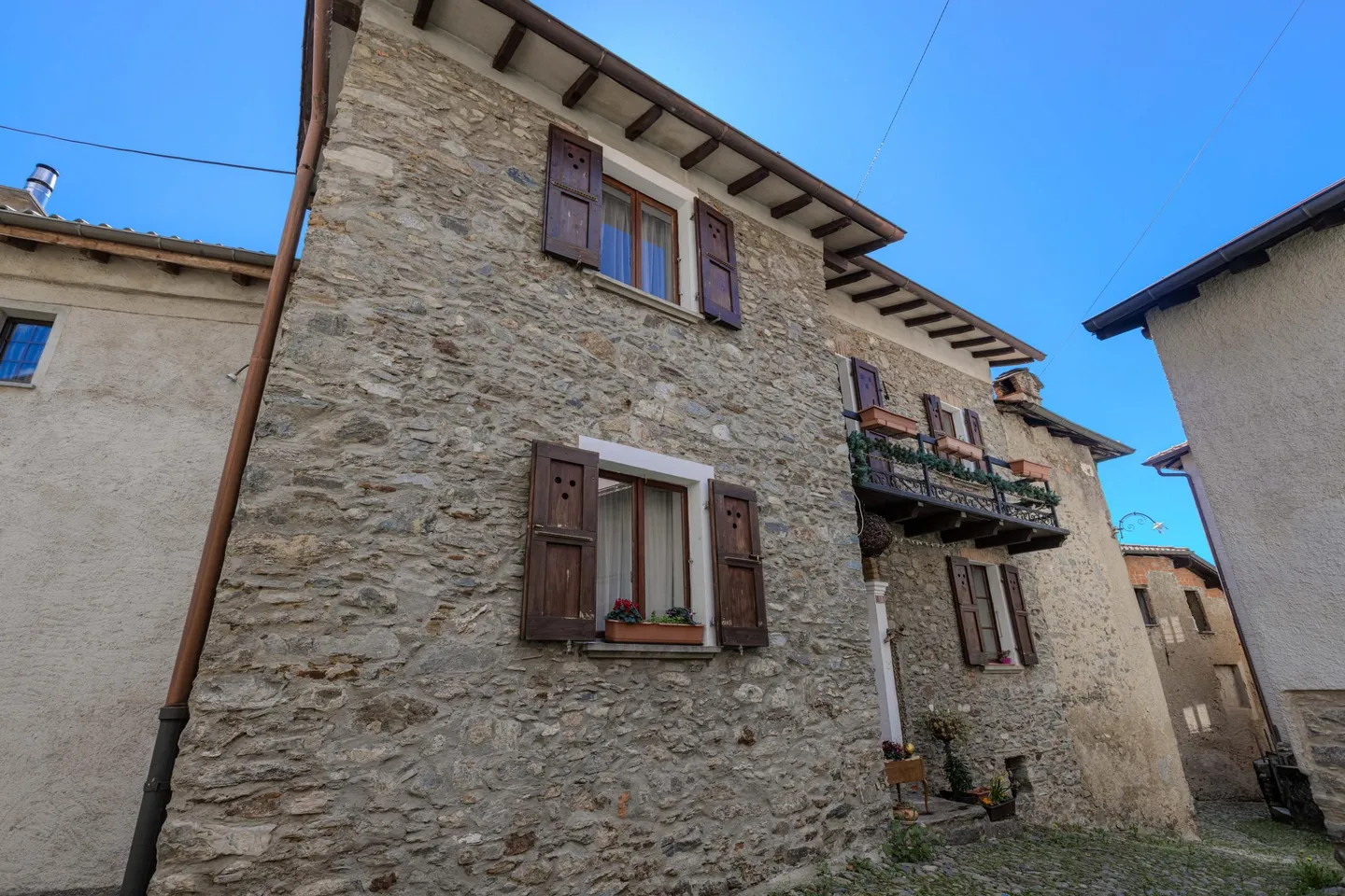OCCASIONE - TIPICA CASA 7.5 LOCALI RINNOVATA A BRENO - Foto 9 di 9