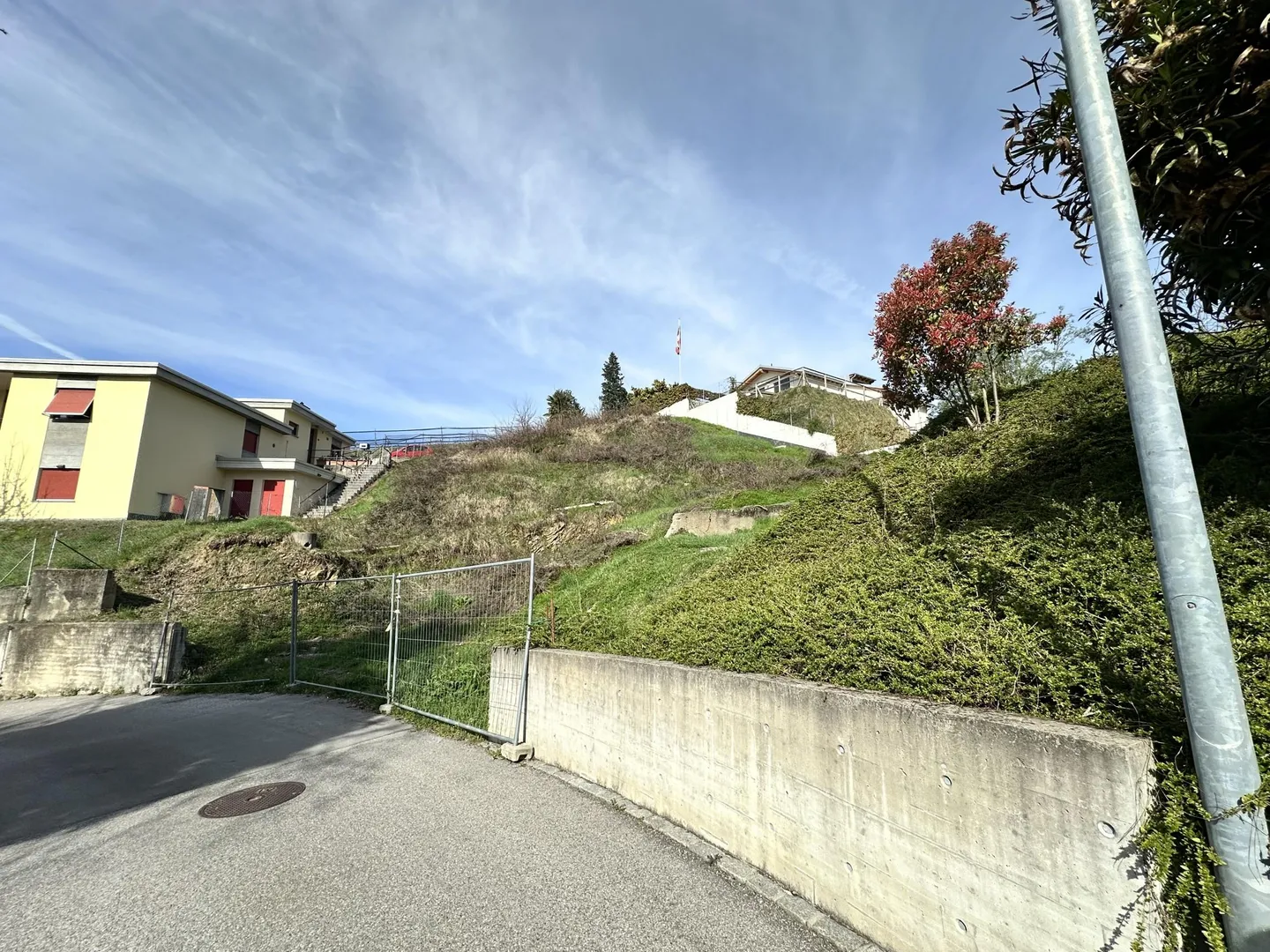TERRENO CON LICENZA PER UNA VILLA DI PREGIO A COMANO - Foto 2 di 13