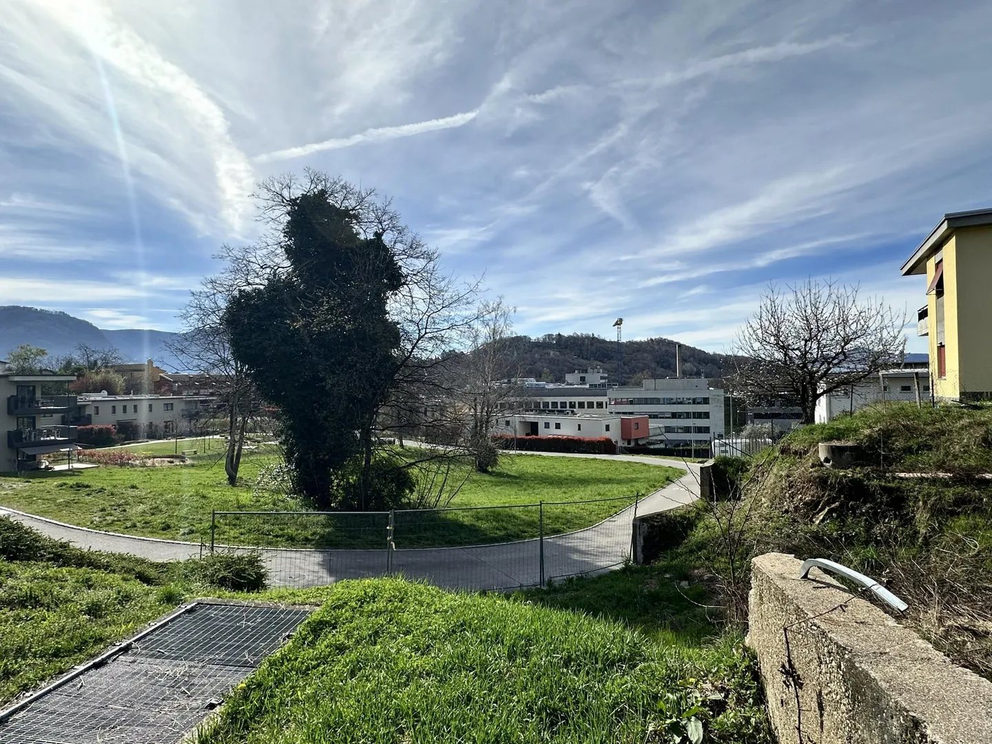 TERRENO CON LICENZA PER UNA VILLA DI PREGIO A COMANO - Foto 1 di 13