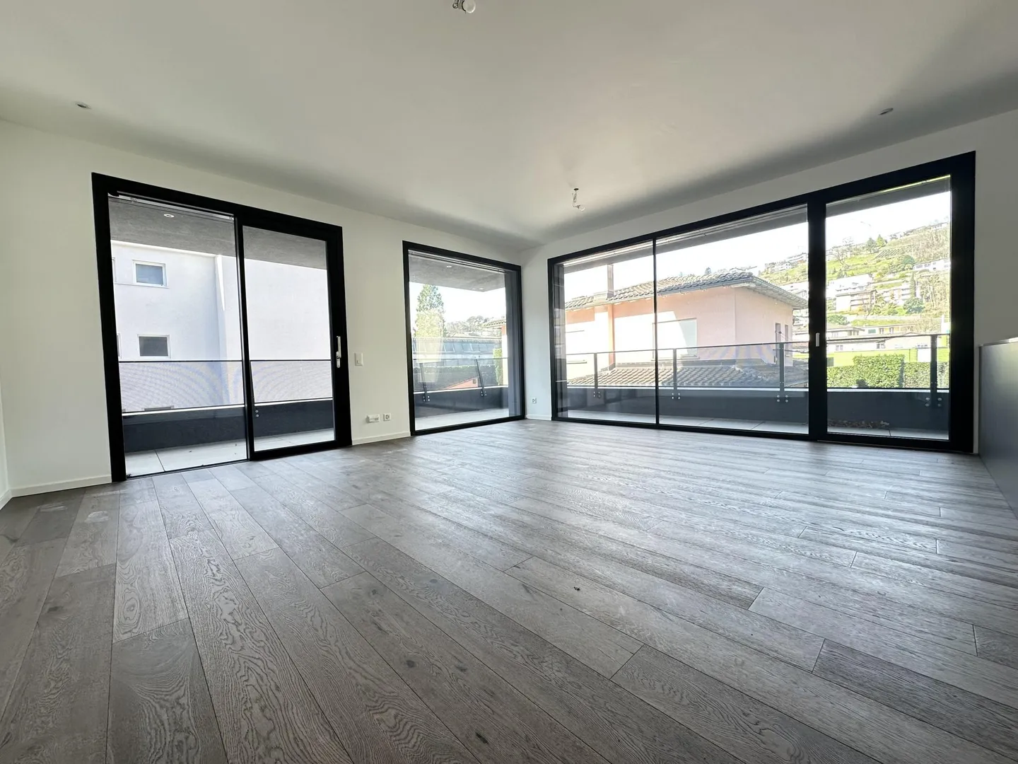 AMPIO E MODERNO 2.5 LOCALI CON GRANDE TERRAZZA A CANOBBIO - Foto 2 di 10