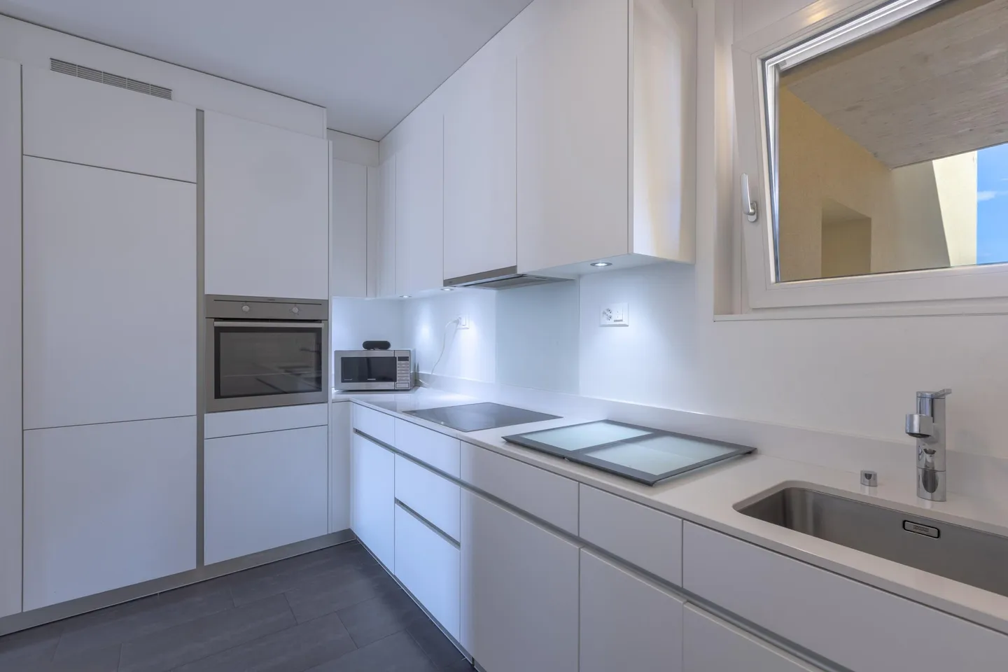 AMPIO E MODERNO 3.5 LOCALI IN ZONA SERVITISSIMA A PORZA - Foto 3 di 9
