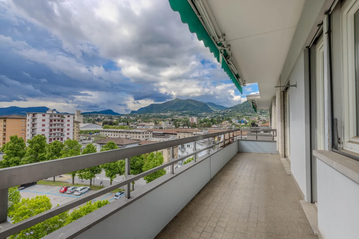 ATTICO 4.5 LOC. CON BALCONI E MERAVIGLIOSA VISTA A CHIASSO - Foto 4 di 9