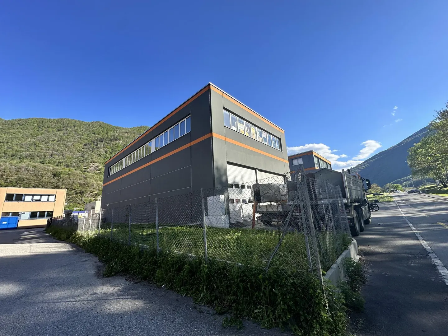 2 NEW ADMINISTRATIVE AND CRAFT BUILDINGS IN MEZZOVICO - Photo 8 of 8