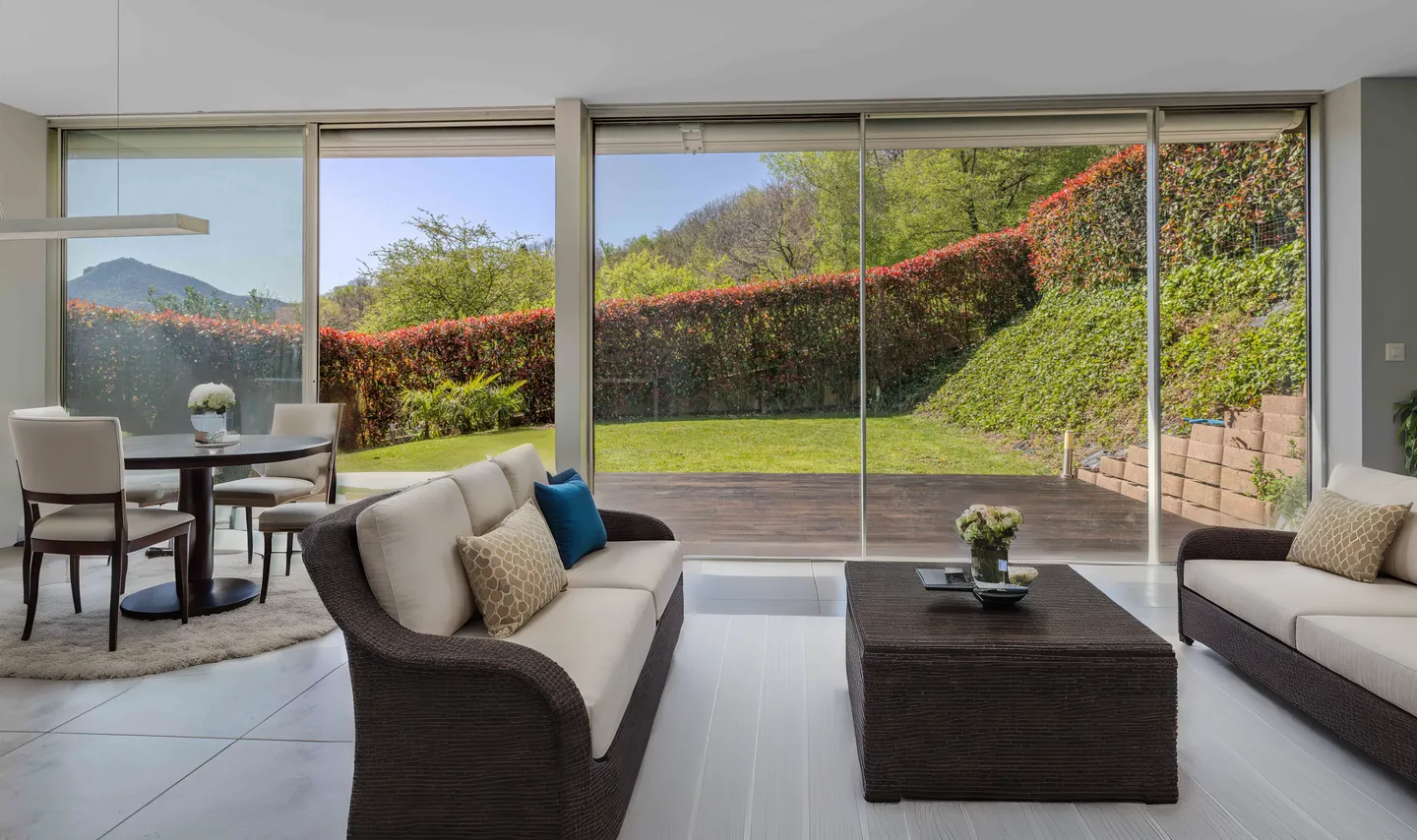 ESCLUSIVA E SPAZIOSA VILLA 4.5 CON GIARDINO PRIVATO A CARONA - Foto 2 di 11
