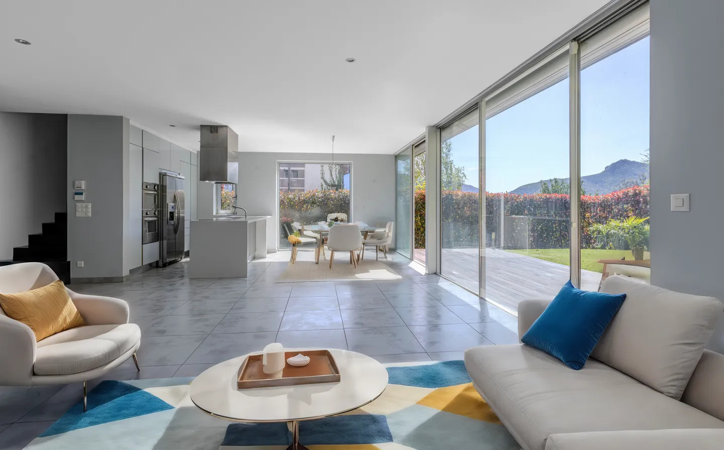 MODERNE UND GERÄUMIGE VILLA 4.5 MIT PRIVATEM GARTEN IN CARONA - Foto 1 von 11