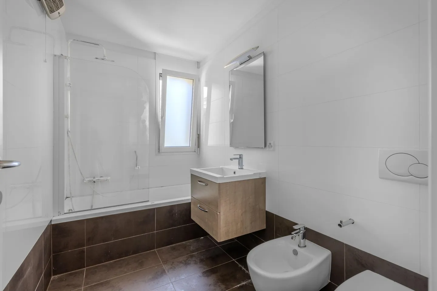 ESCLUSIVA E SPAZIOSA VILLA 4.5 CON GIARDINO PRIVATO A CARONA - Foto 7 di 11