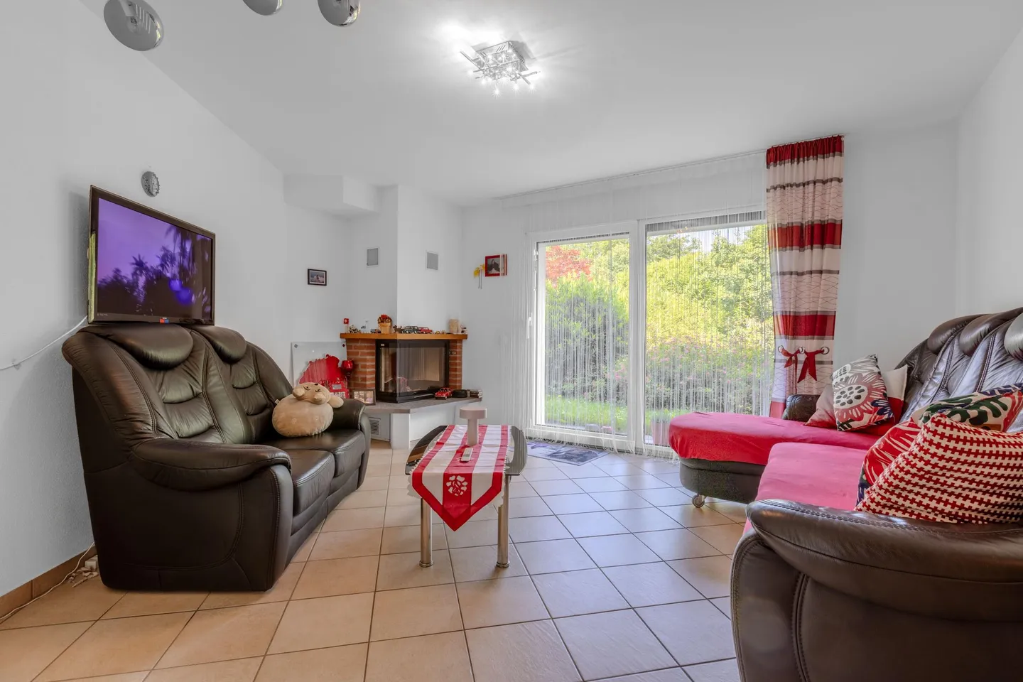 VILLA SEMI-DÉTACHÉE SPACIEUSE 6.5 AVEC JARDIN À CARABBIA - Photo 2 sur 10
