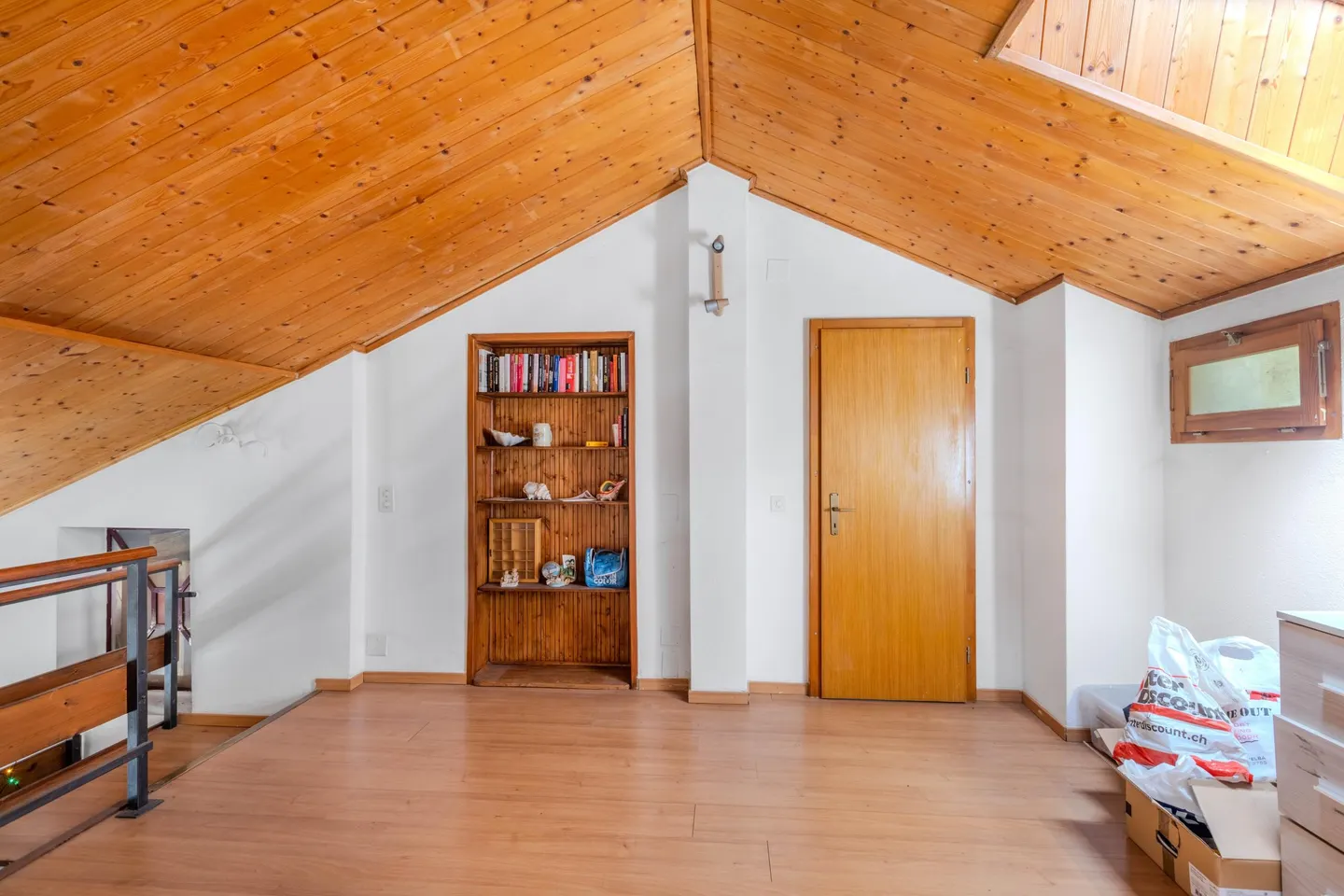SPACIOUS AND BRIGHT HOUSE WITH 13 ROOMS IN THE GREEN IN NOVAZZANO - Photo 8 of 13
