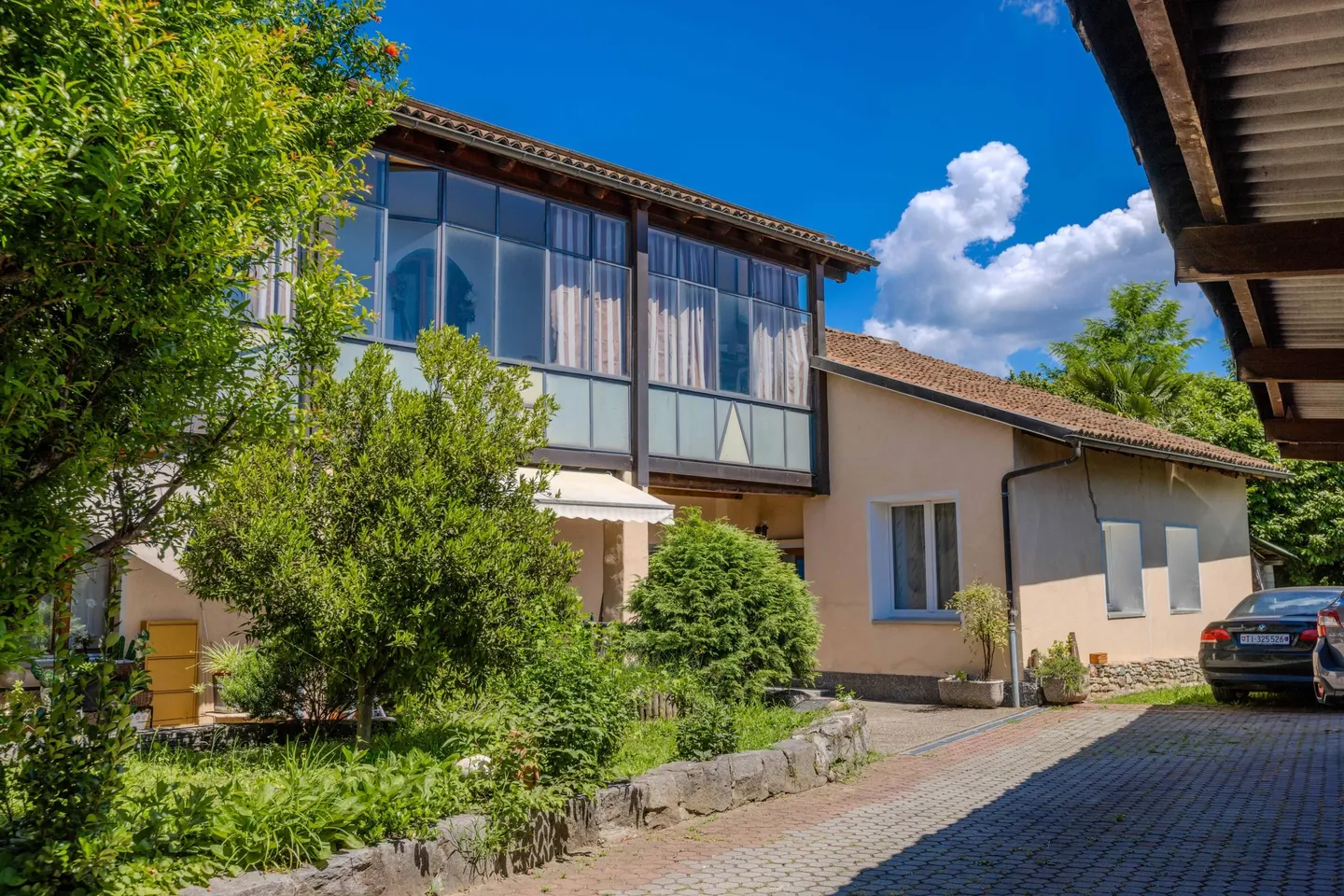 BELLE MAISON DE 13 PIÈCES DIVISÉE EN 3 UNITÉS À NOVAZZANO - Photo 1 sur 9