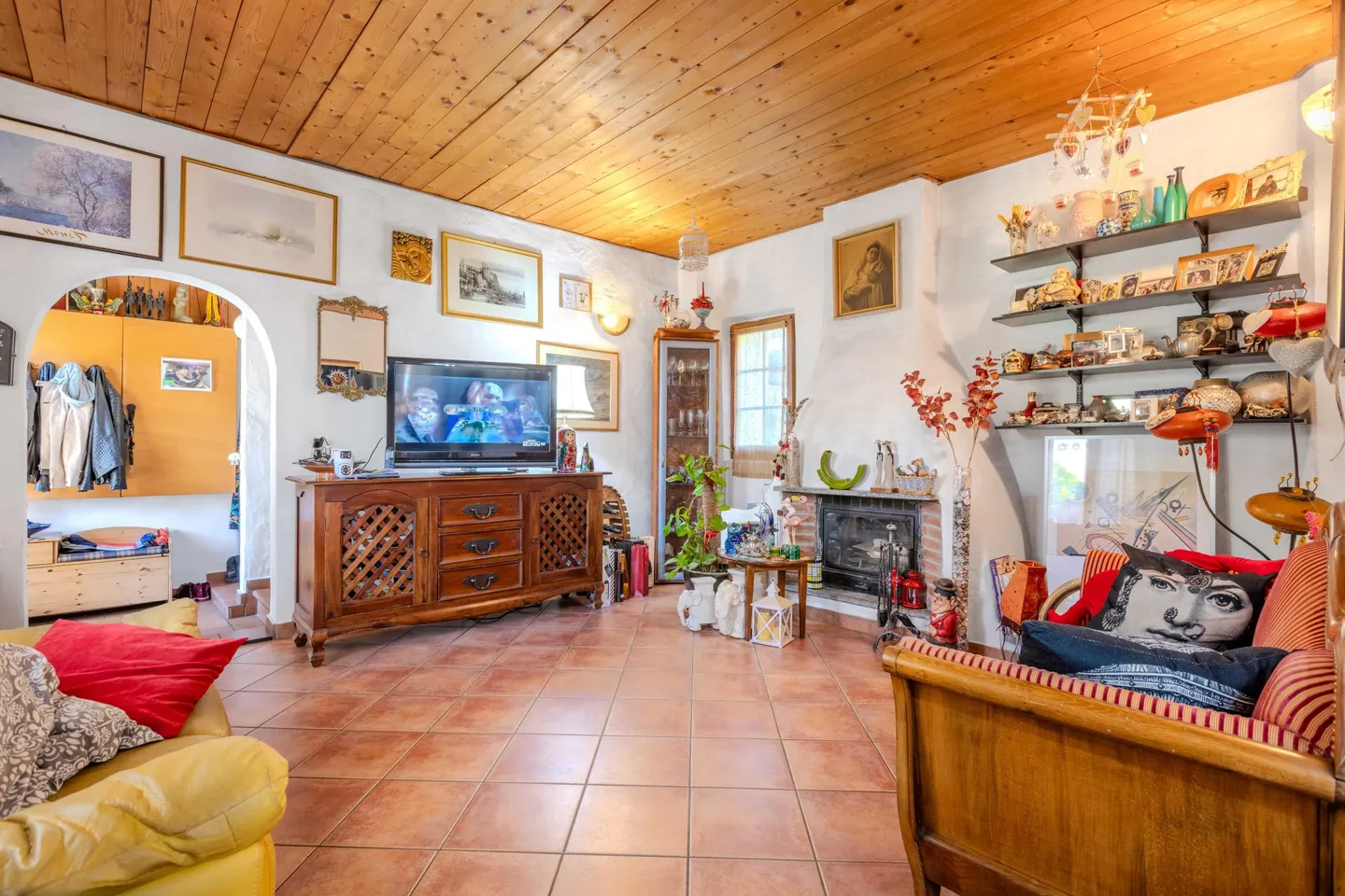 SPACIOUS AND BRIGHT HOUSE WITH 13 ROOMS IN THE GREEN IN NOVAZZANO - Photo 4 of 13