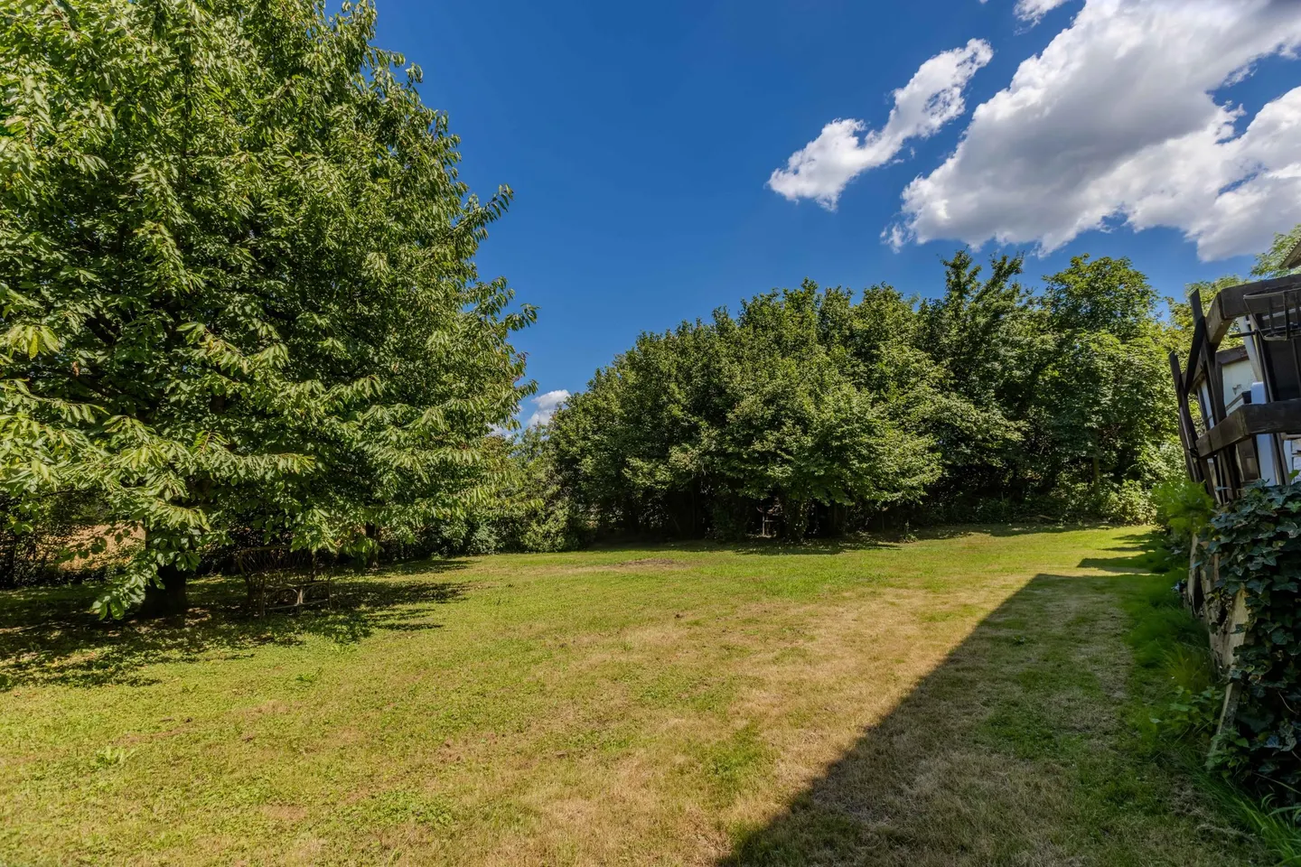 SPACIOUS AND BRIGHT HOUSE WITH 13 ROOMS IN THE GREEN IN NOVAZZANO - Photo 11 of 13