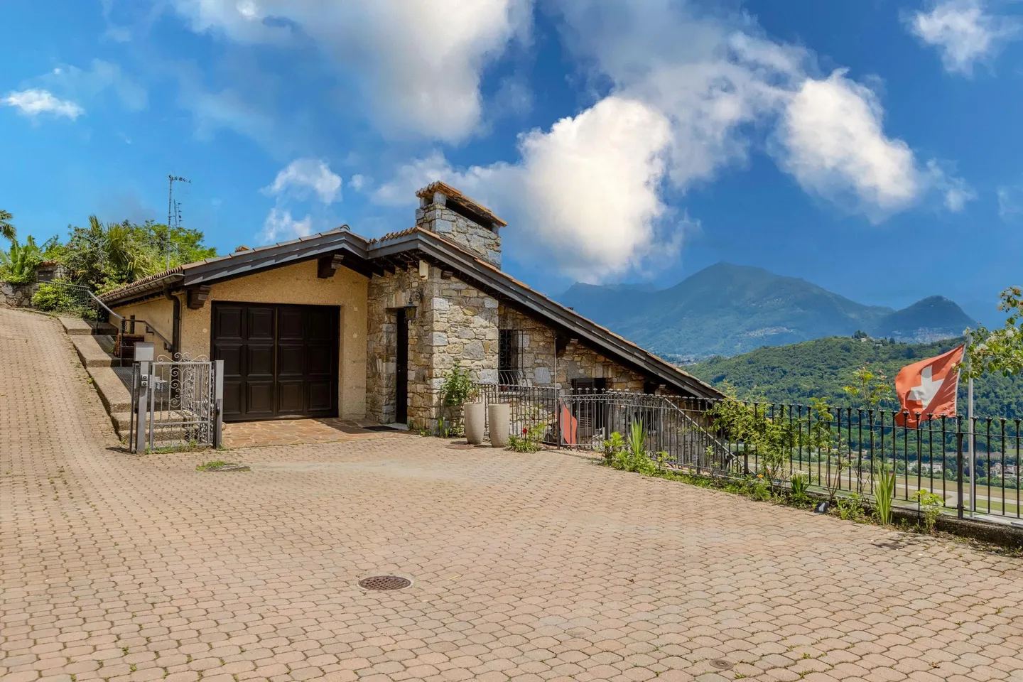 VILLA 7 ROOMS WITH LAKE VIEW IMMERSED IN GREEN IN CIMO - BIOGGIO - Photo 8 of 9