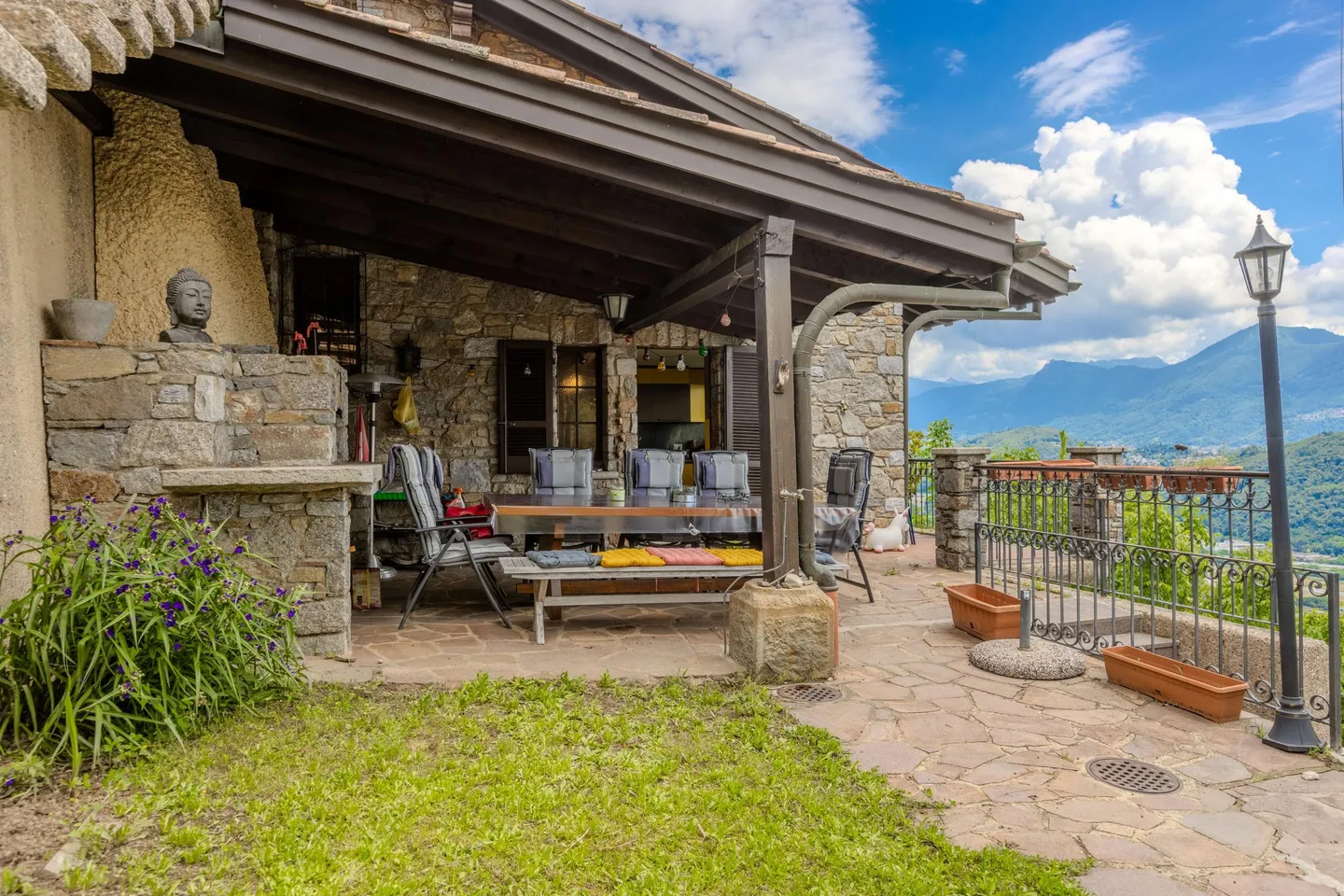 VILLA 7 ROOMS WITH LAKE VIEW IMMERSED IN GREEN IN CIMO - BIOGGIO - Photo 2 of 9