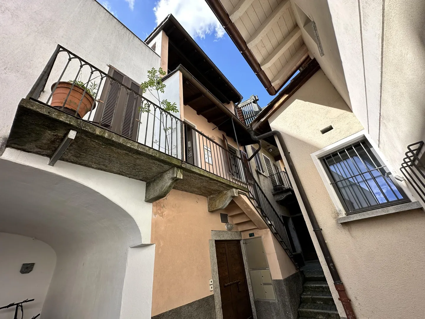 CARATTERISTICA CASA 3.5 LOCALI CON CANTINA A VOLTA A MELIDE - Foto 1 di 8