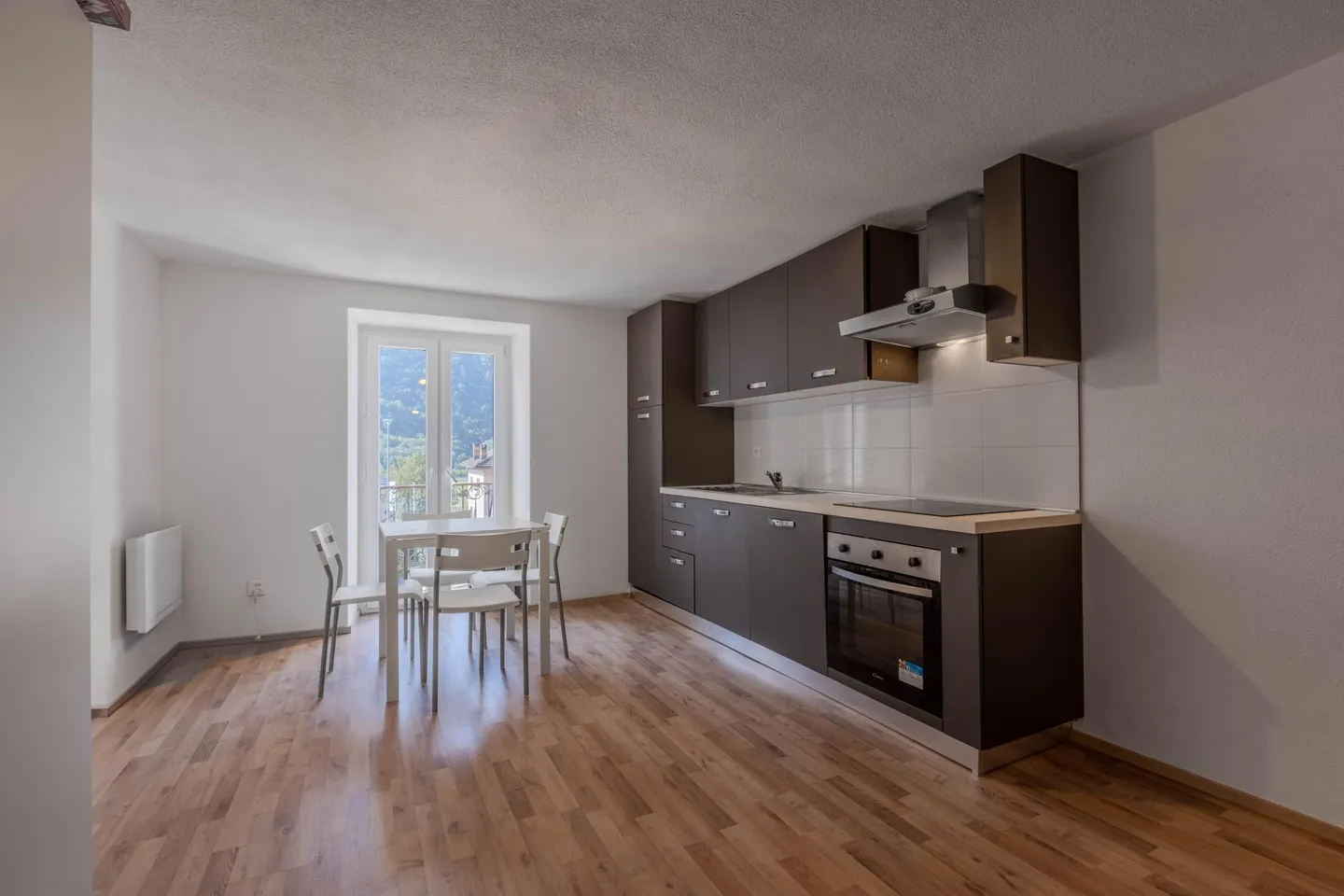 RENDITA 5% NETTO - STABILE DI 3 APPARTAMENTI A LUMINO - Foto 1 di 8