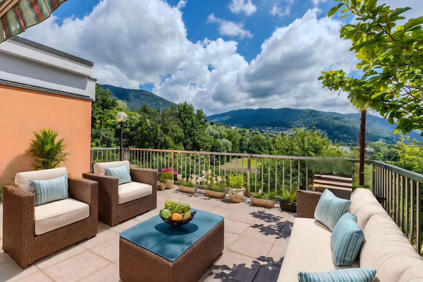 VILLA 6.5 ROOMS WITH PRIVACY AND LARGE GARDEN IN COLDRERIO - Photo 2 of 9